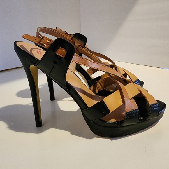 JustFab Black and Tan Sandles - Picture 3 of 6